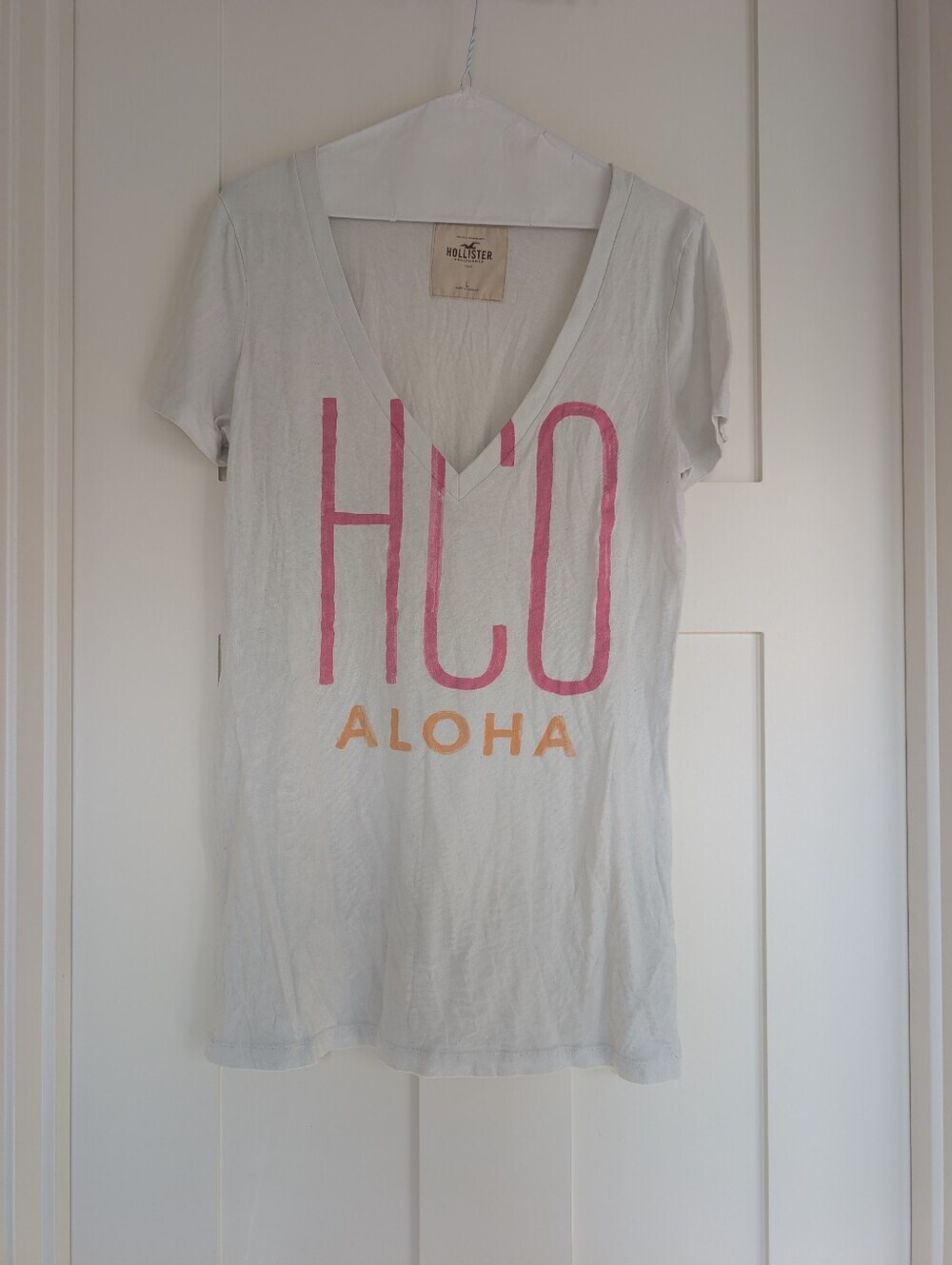 Hollister Vintage Graphic Tee V Neck - Women's Size Large
